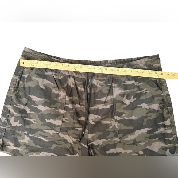 Athleta CAMO FARALLON SHORT - Picture 7 of 11